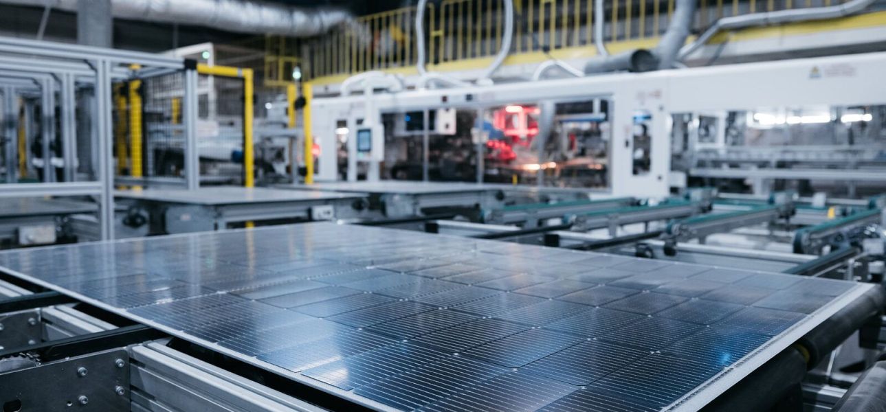 Production de modules photovolta&iuml;ques chez BISOL, en Slov&eacute;nie