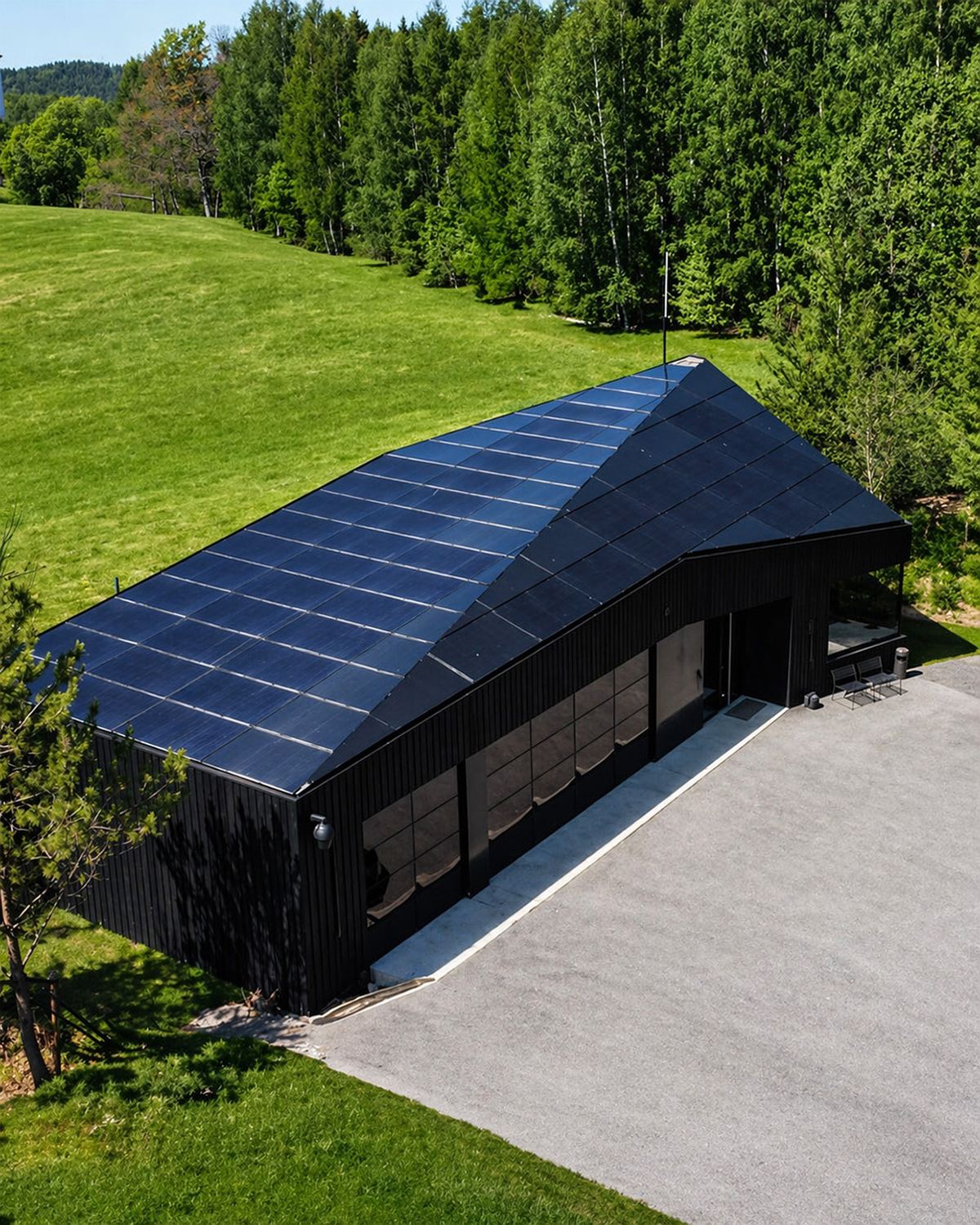 Bâtiment avec toiture solaire intégrée full black, angles complétés par des modules factices Solrif