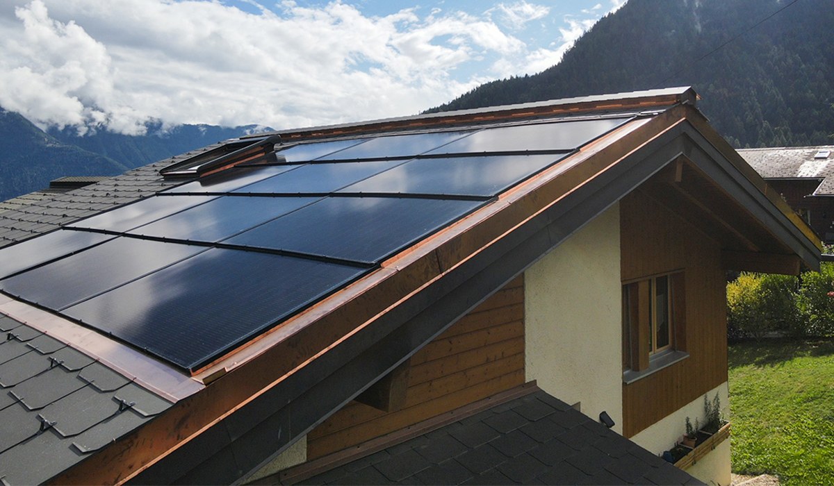 Détail d'une toiture solaire intégrée SoliTek Solrif avec vue sur les Alpes valaisannes