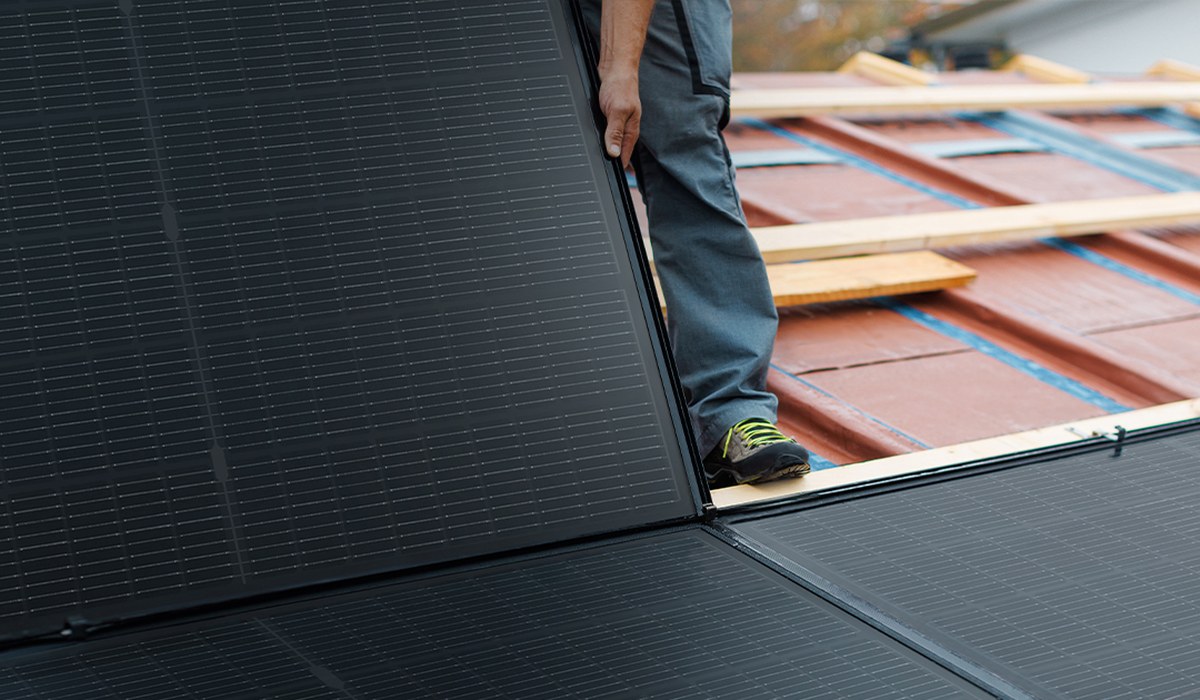 Pose d'un panneau solaire intégré avec le système Solrif, les modules s'emboîtent comme des tuiles