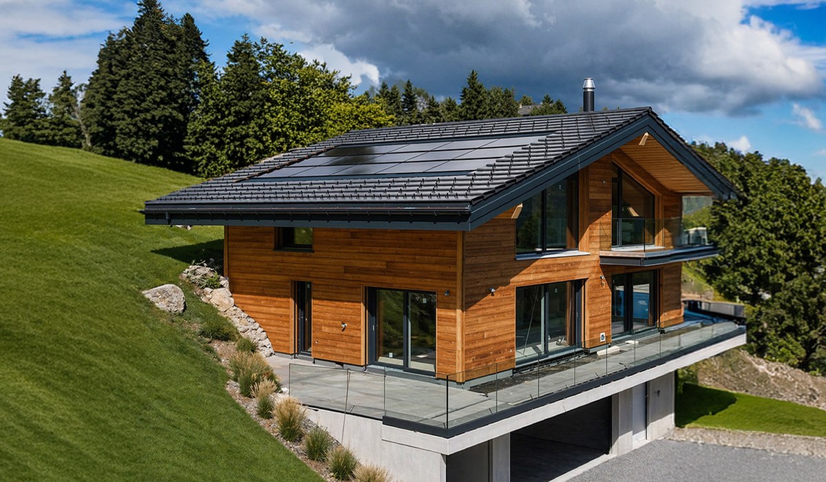 Toiture solaire intégrée SoliTek Solrif sur un chalet de montagne en Suisse